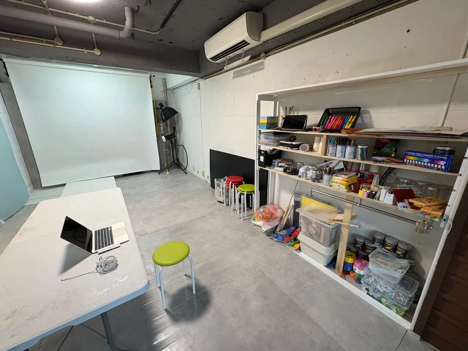写真の撮影スペースと創作の材料棚が並ぶROOT BASE