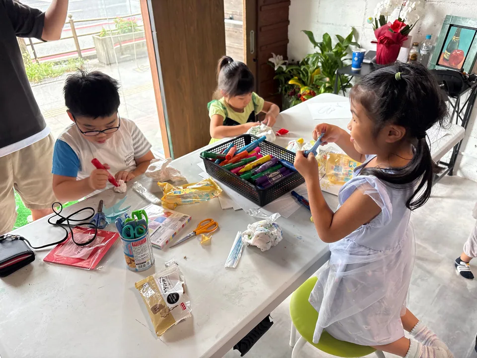 材料を広げて制作に取り組む子どもたち