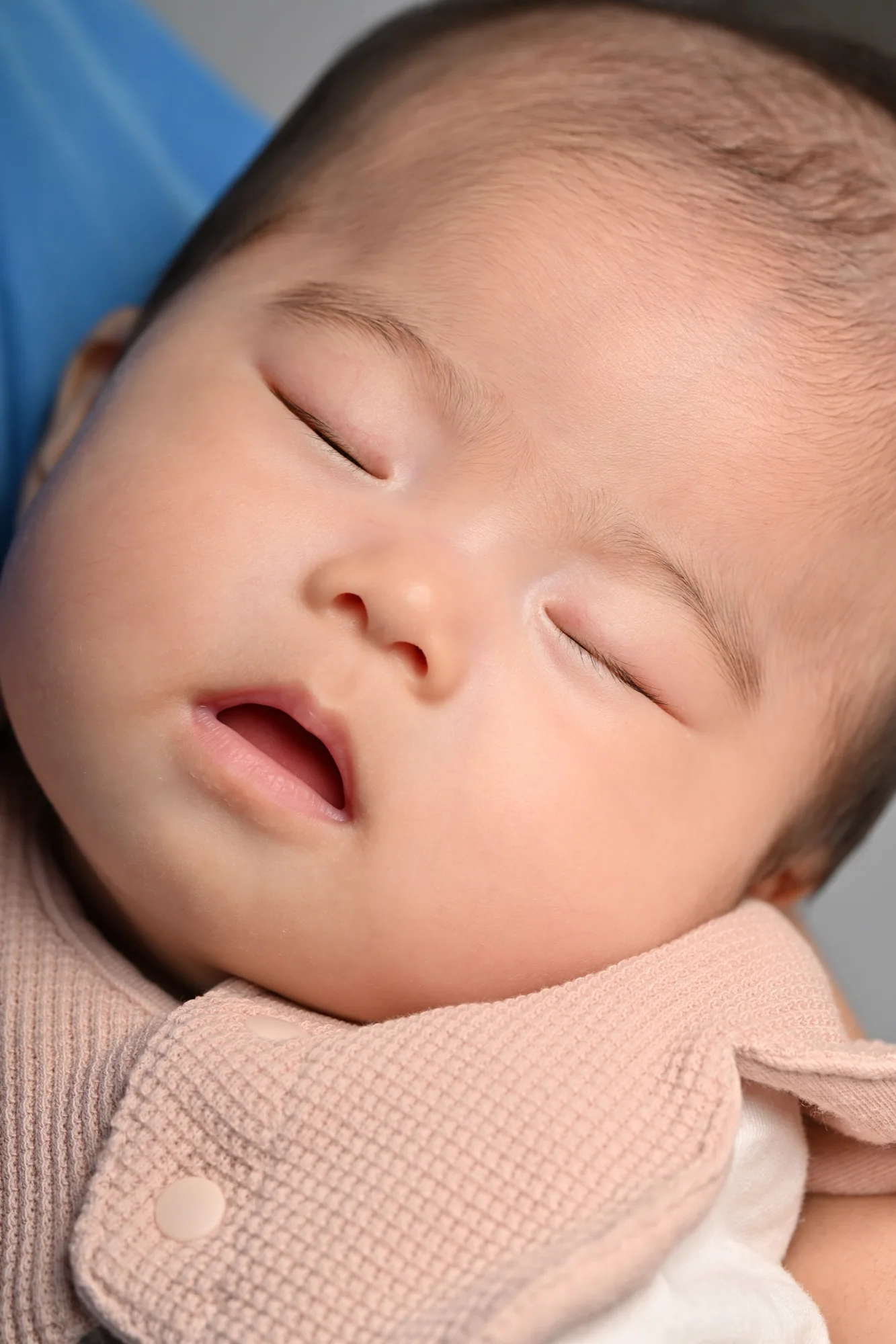 眠る赤ちゃんの表情