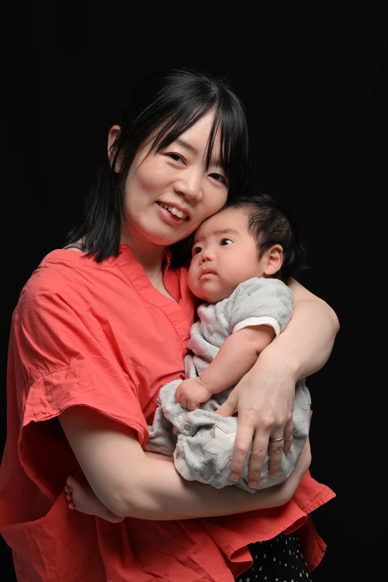 鹿児島のMOTHER AND BABY撮影で赤ちゃんを抱く母親