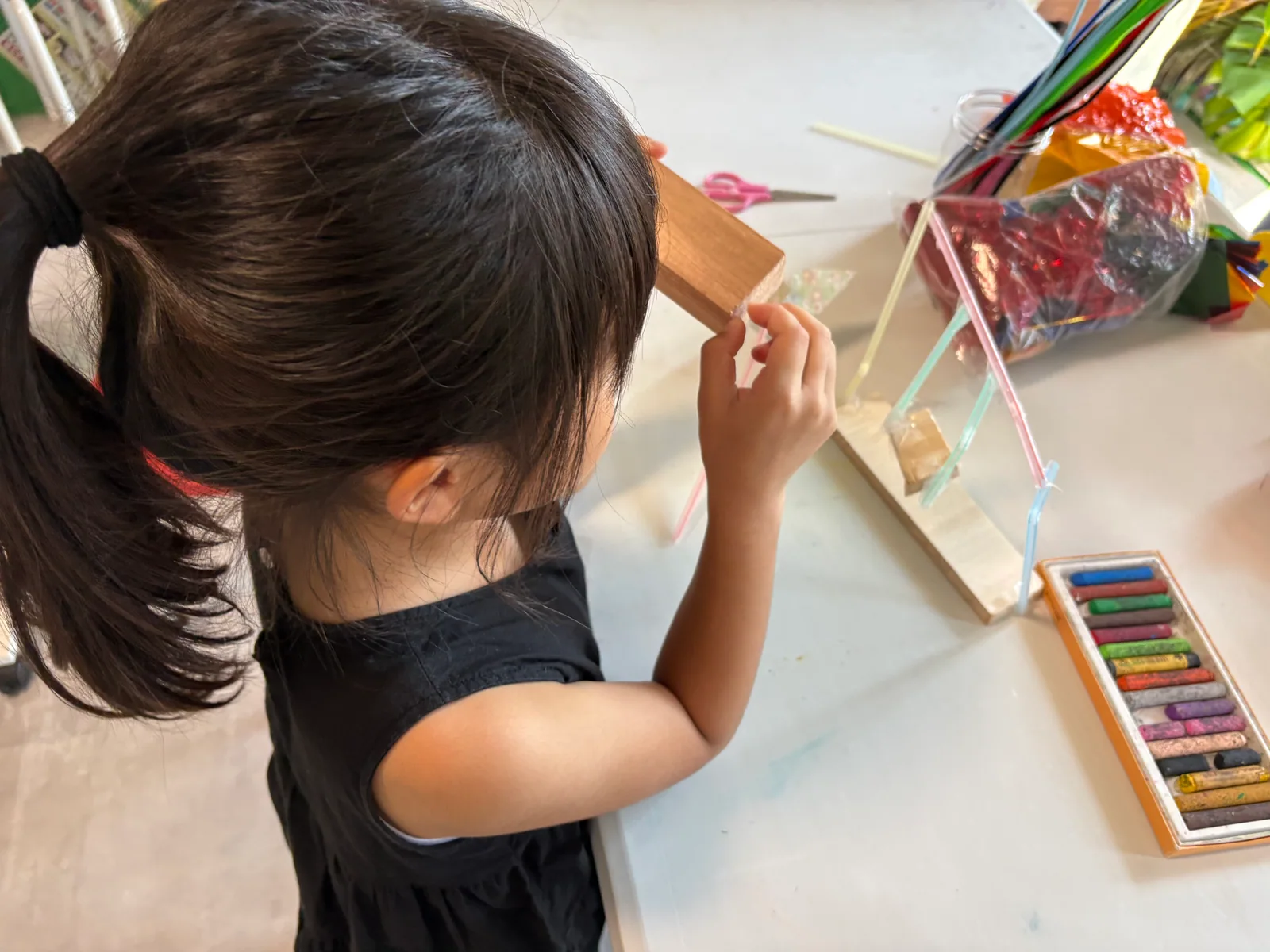 併設するクリエイティブスクールで制作する子ども
