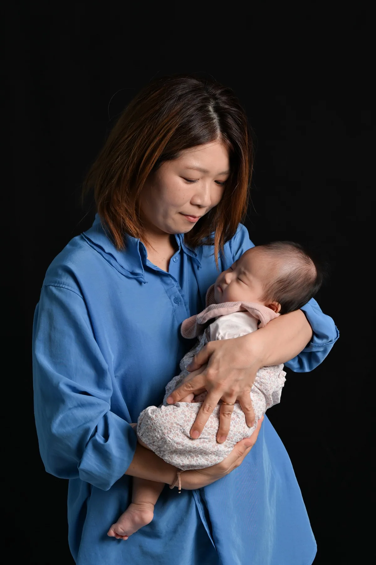 鹿児島で赤ちゃんを抱く母親を光と影で写したMOTHER AND BABY