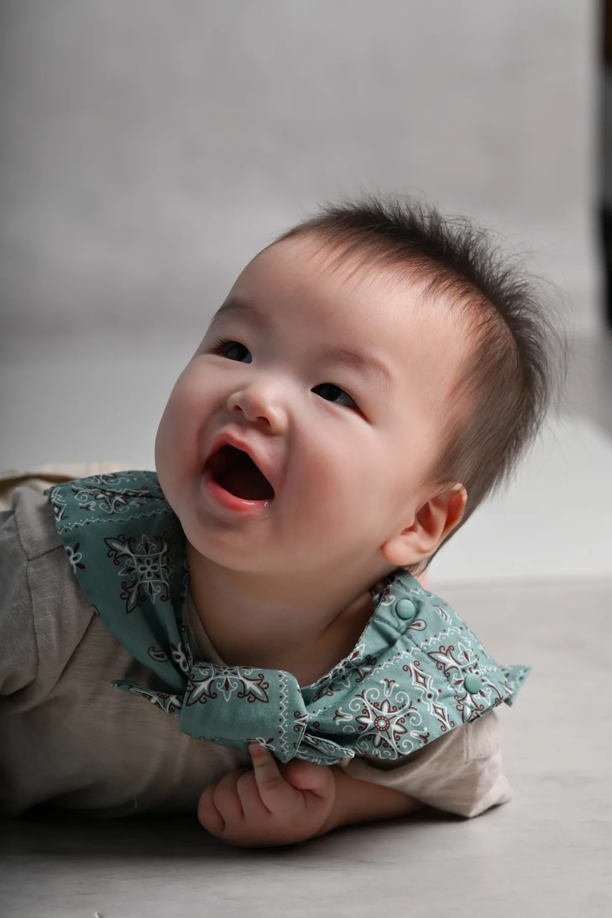 鹿児島の小さなアトリエで撮影した自然な親子ポートレート