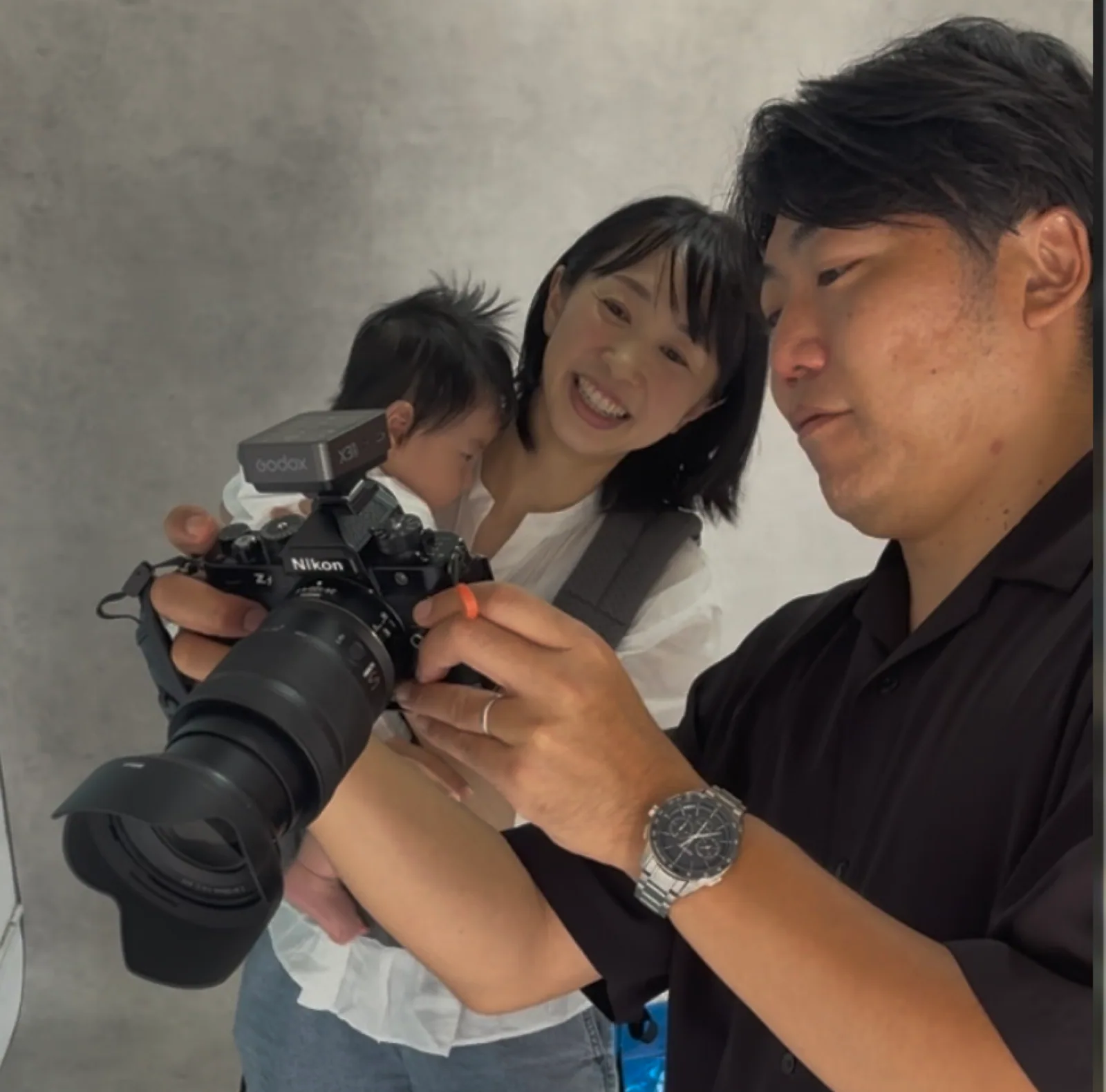 撮影した親子写真をその場で確認するTAFフォトグラフィー